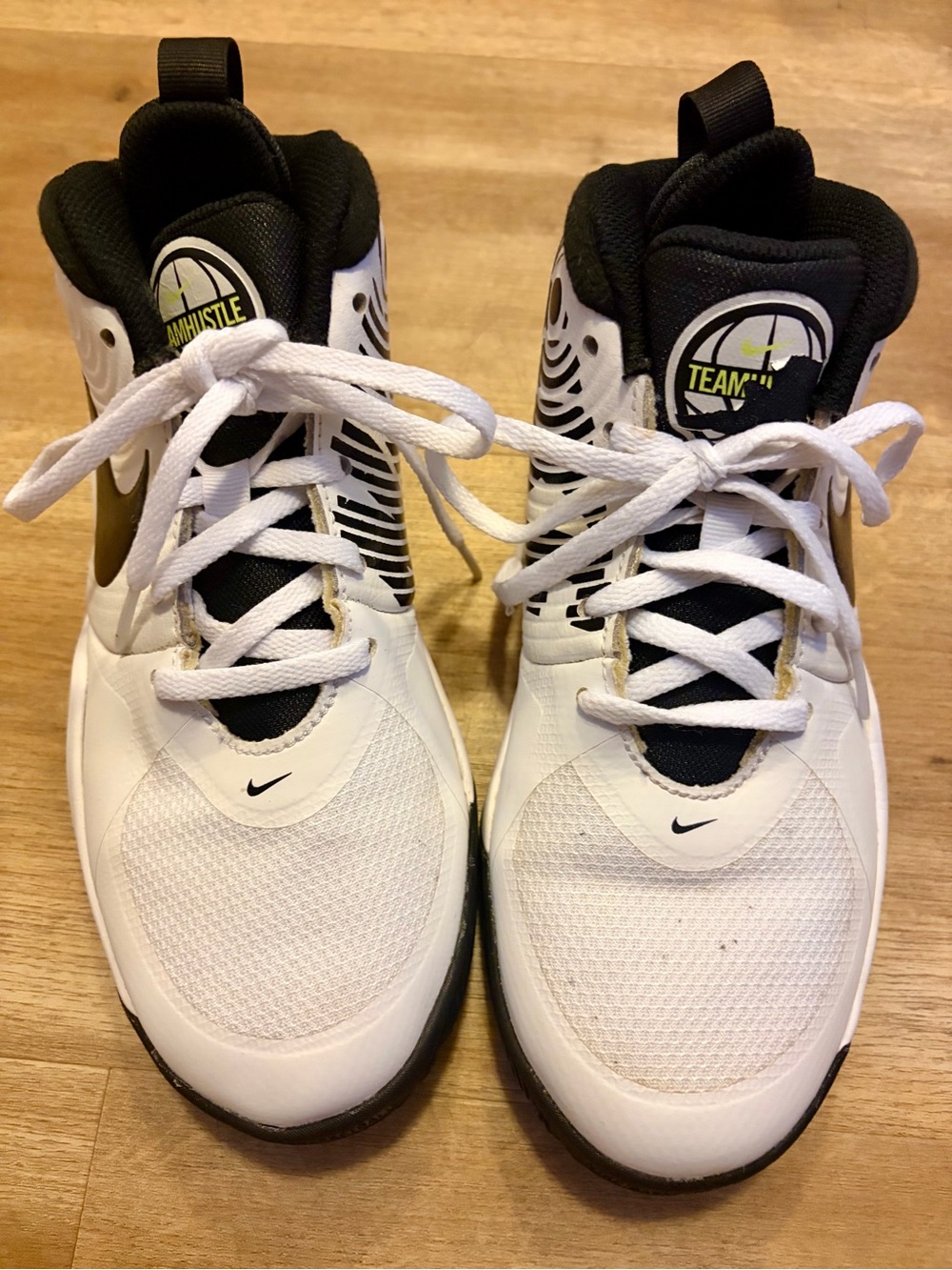 NIKE TEAM HUSTLE D 9 BASKETBALL SHOE BOY'S 4Y WHITE BLACK HI TOP